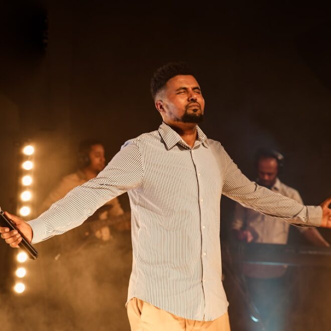 Wie is Karel Gerlach: zanger van Goldband en DJ Car Keys