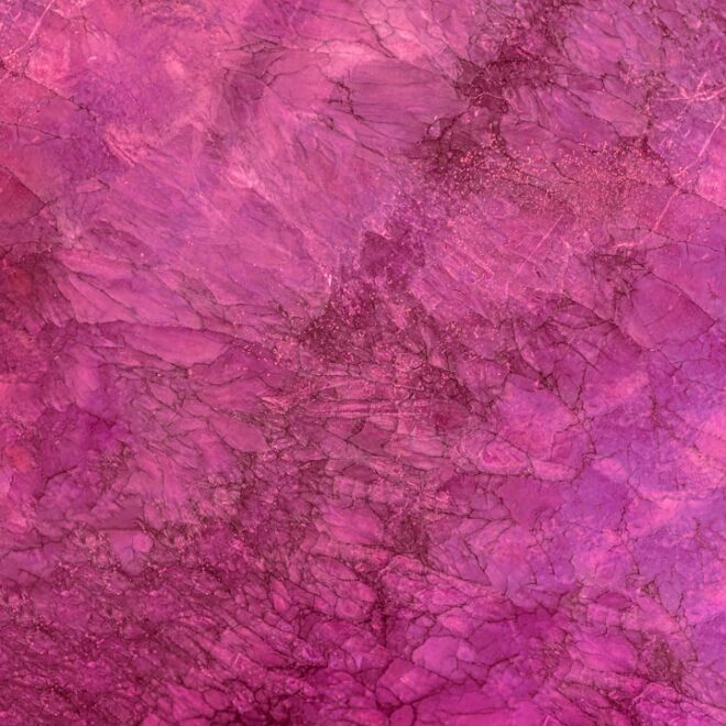 Fuchsia kleur 2026: betekenis, mode en interieurtrends