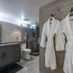 Zomerse badkamer luxe: zo kies je de juiste badjas voor thuis of in de sauna