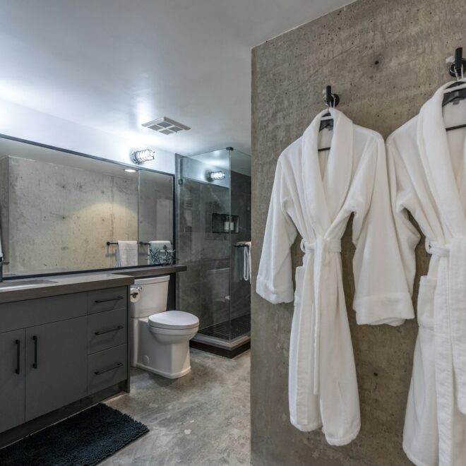 Zomerse badkamer luxe: zo kies je de juiste badjas voor thuis of in de sauna