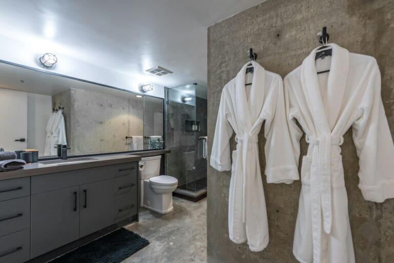 Zomerse badkamer luxe: zo kies je de juiste badjas voor thuis of in de sauna