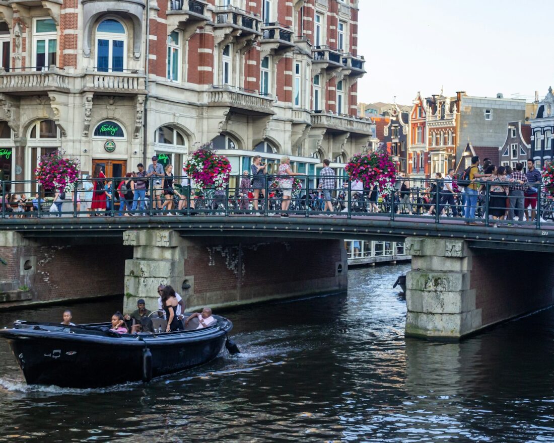 Sloep vaart door een Amsterdamse gracht