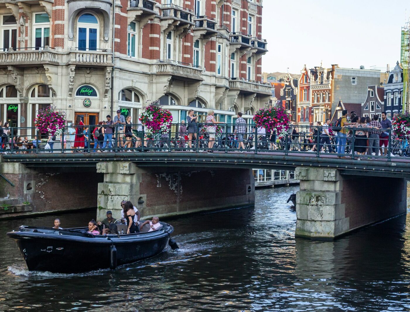 Sloep vaart door een Amsterdamse gracht