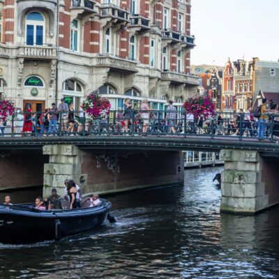 Sloep vaart door een Amsterdamse gracht