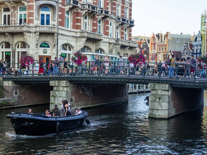 Sloep vaart door een Amsterdamse gracht