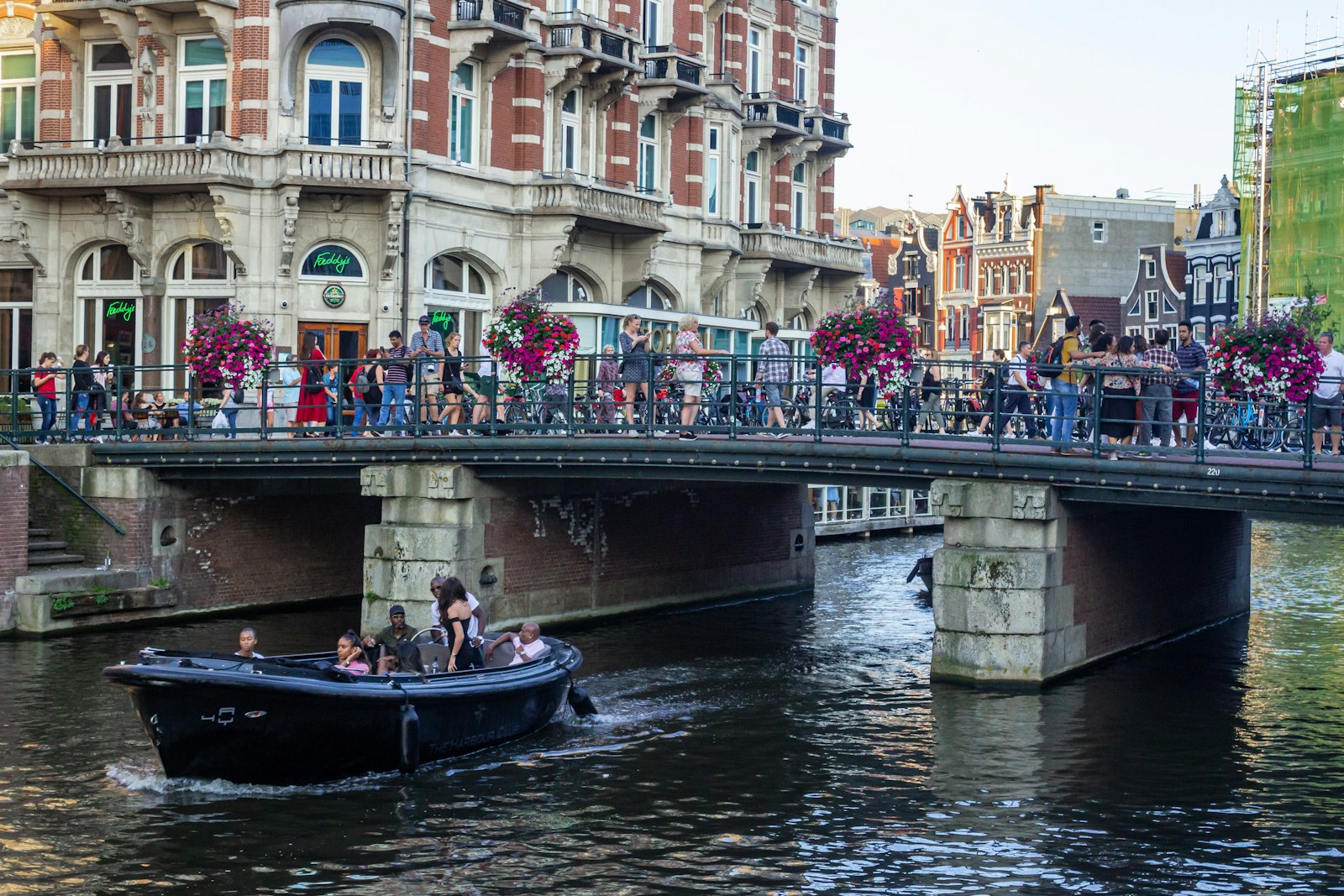 Sloep vaart door een Amsterdamse gracht