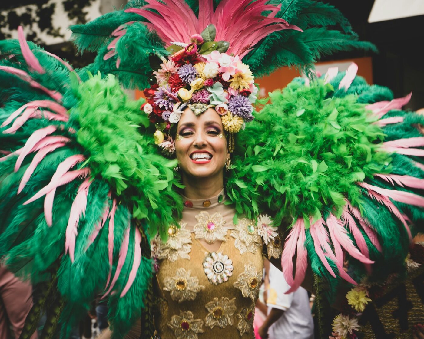 Vrouw in kleurrijk carnavalskostuum met veren