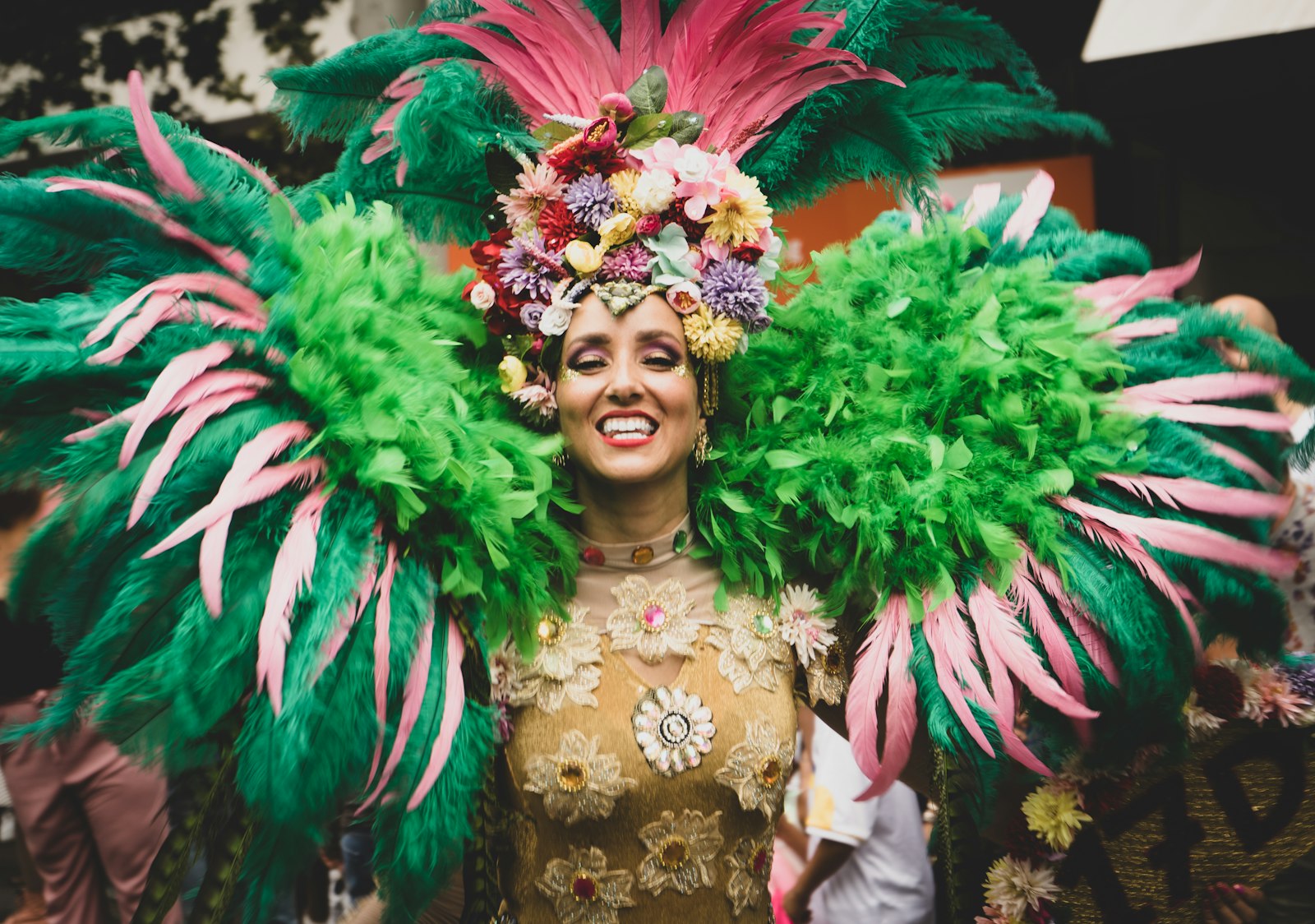 Vrouw in kleurrijk carnavalskostuum met veren