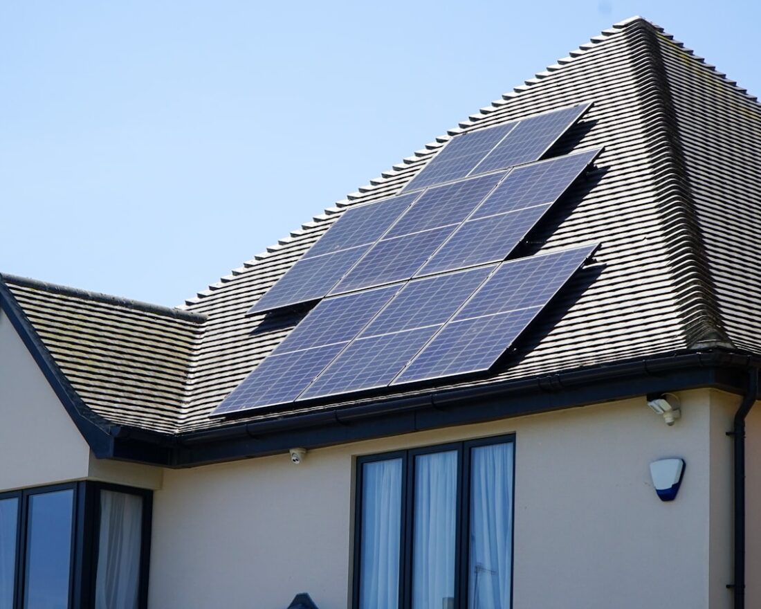 Woning met zonnepanelen op het dak