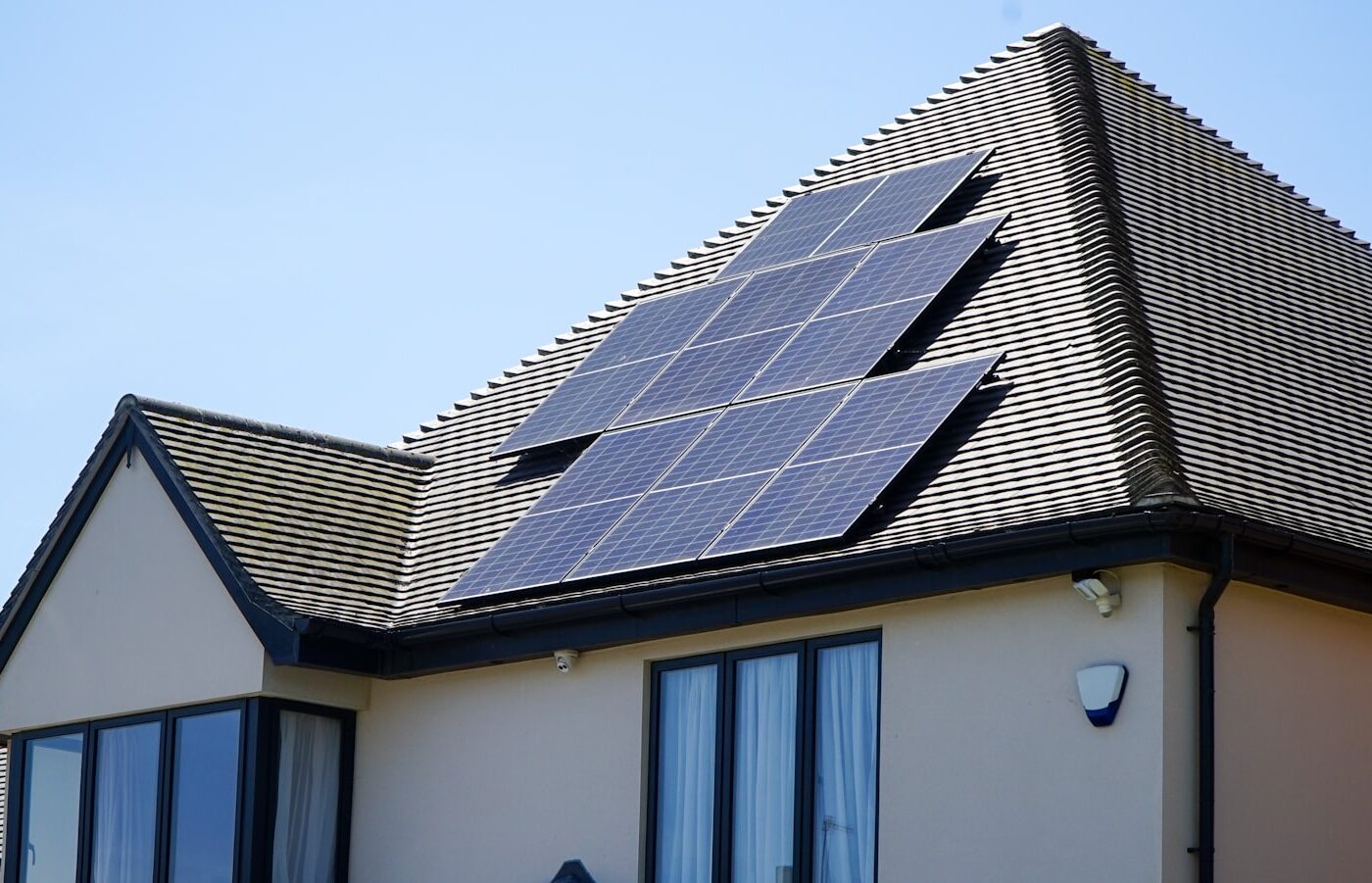 Woning met zonnepanelen op het dak