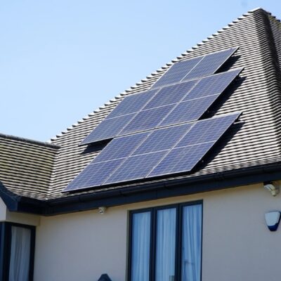 Woning met zonnepanelen op het dak