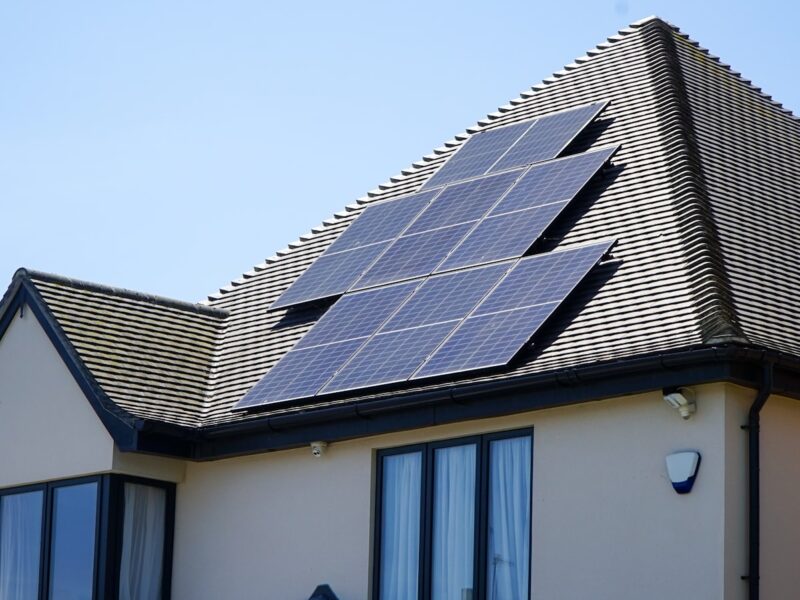 Woning met zonnepanelen op het dak