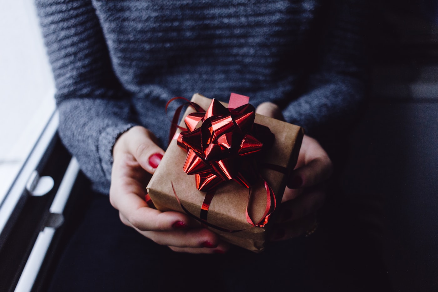 Persoon houdt ingepakt cadeau vast