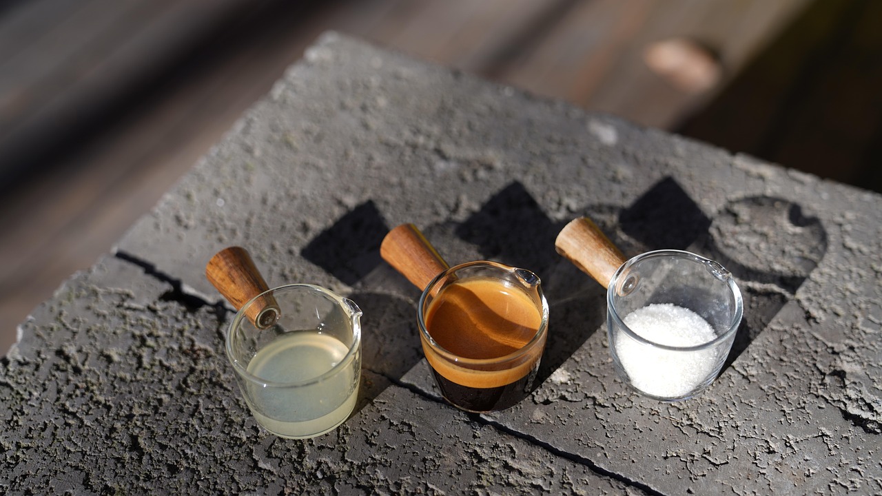 Drie koffieshots in glazen op een muurtje