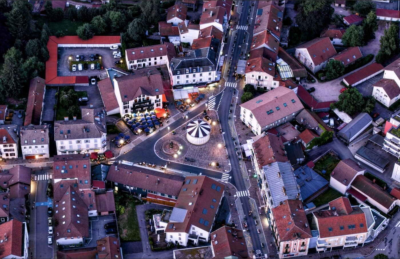 Luchtfoto van een dorpsplein in de avond