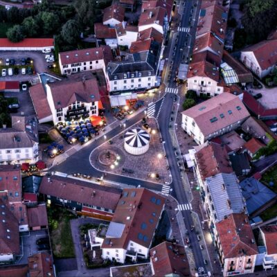 Luchtfoto van een dorpsplein in de avond