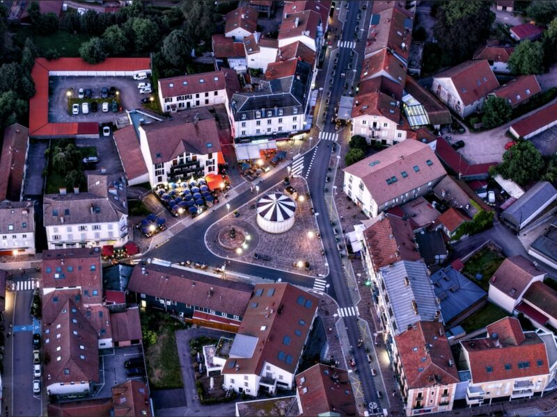 Luchtfoto van een dorpsplein in de avond