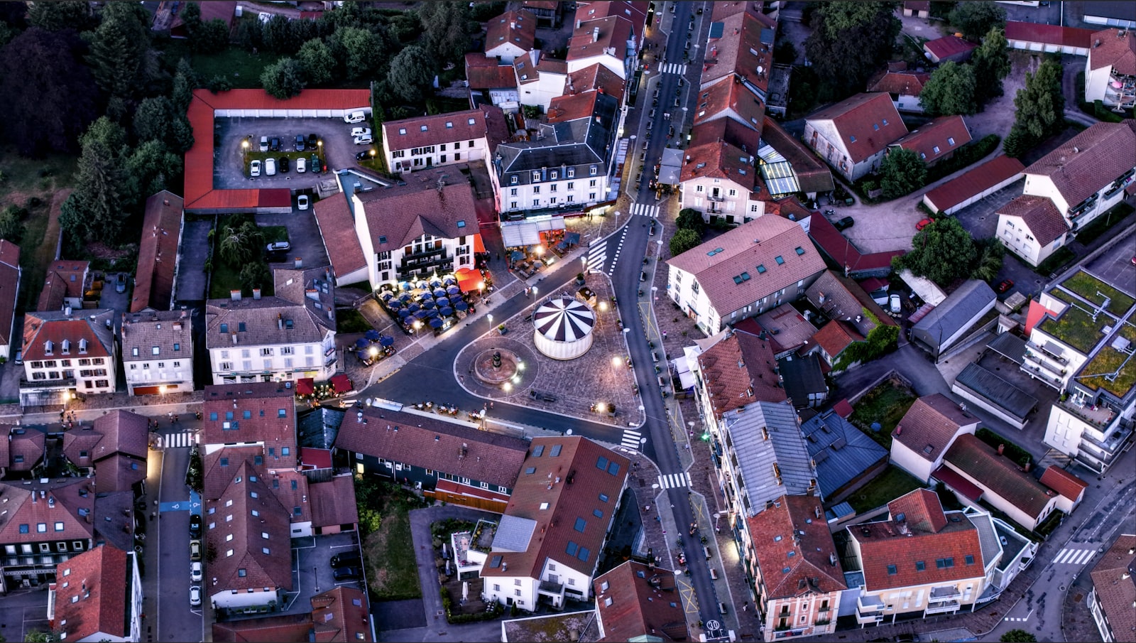 Luchtfoto van een dorpsplein in de avond