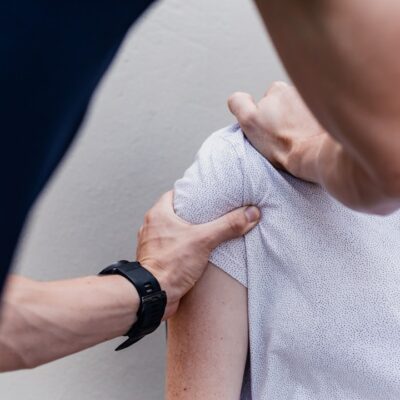 Fysiotherapeut behandelt een patiënt
