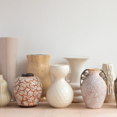Rustige woonaccessoires op een dressoir