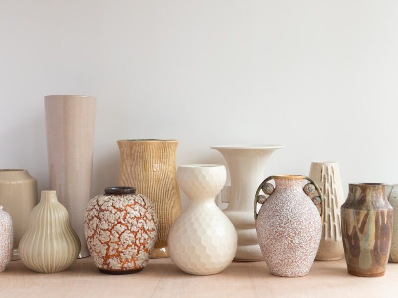 Rustige woonaccessoires op een dressoir