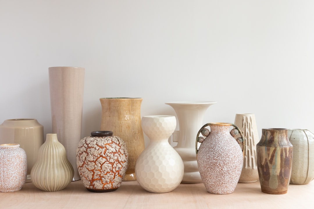 Rustige woonaccessoires op een dressoir