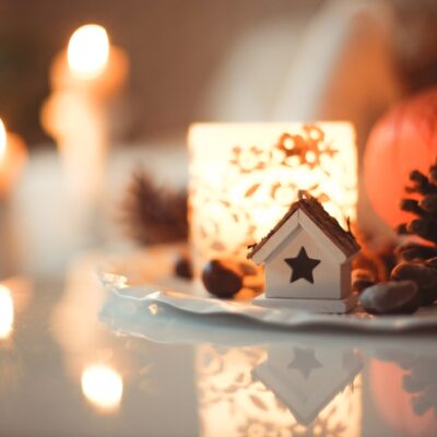 Sfeerverlichting in een woonkamer in de winter
