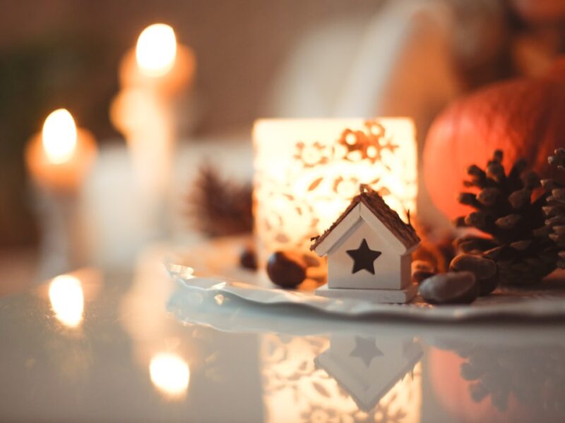 Sfeerverlichting in een woonkamer in de winter
