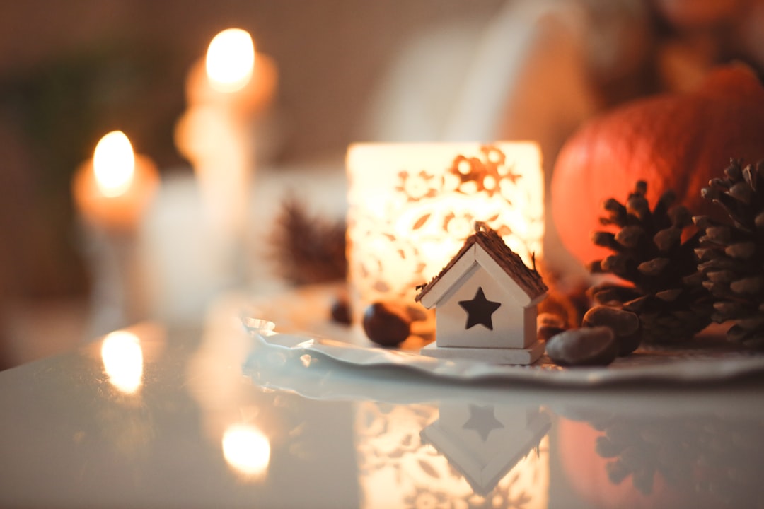 Sfeerverlichting in een woonkamer in de winter