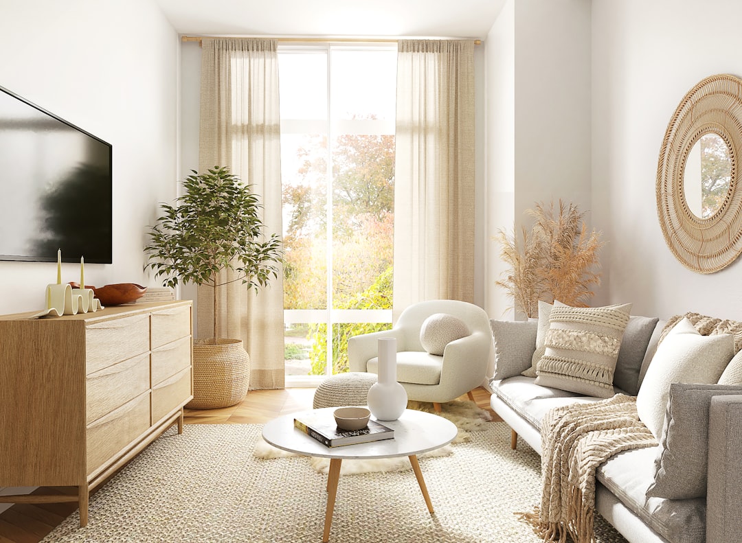 Fauteuil in een rustige woonkamer met warme, neutrale tinten
