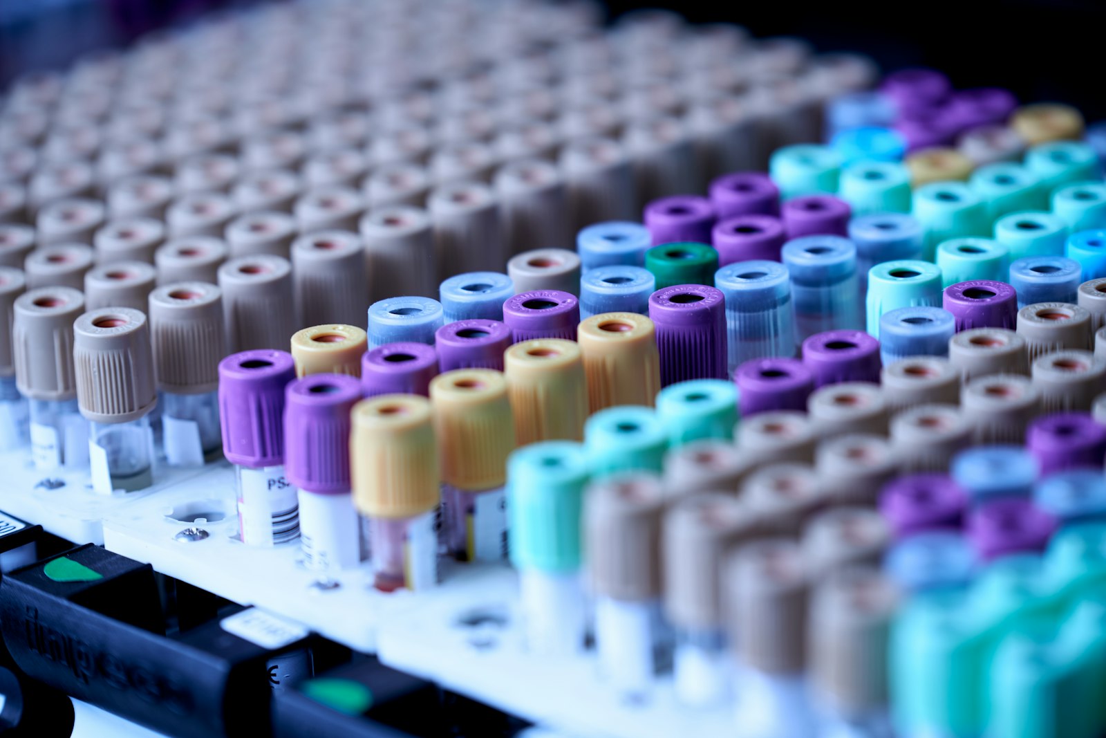 Bloedbuisjes voor bloedonderzoek in een laboratorium