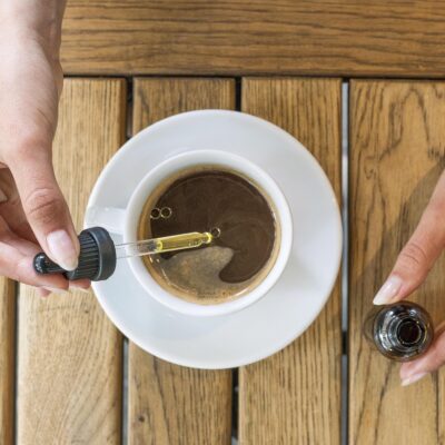 Druppels CBD-olie in een kop koffie
