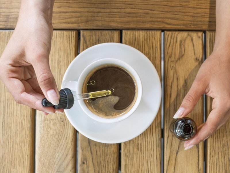 Druppels CBD-olie in een kop koffie