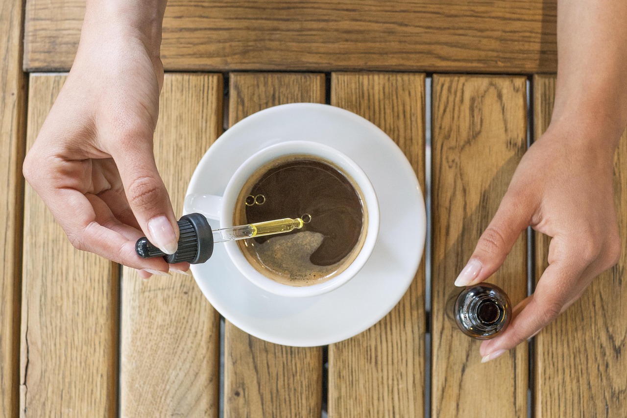 Druppels CBD-olie in een kop koffie