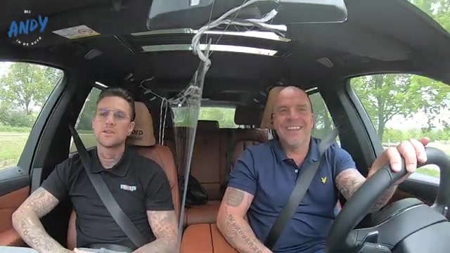 Nieky Holzken links naast Andy van der Meijde tijdens een gesprek in de auto