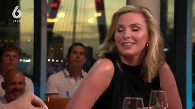 Welmoed Sijtsma tijdens een gesprek bij De Oranjezomer