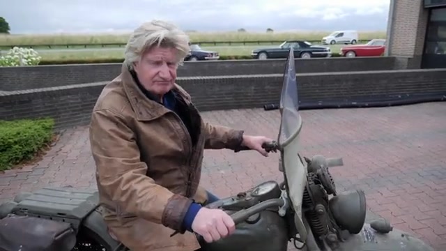 Nico Aaldering bij een historische motorfiets voor Gallery Aaldering