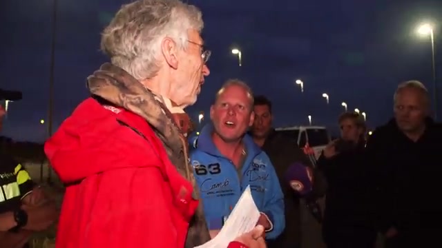 Johan Vollenbroek links in gesprek met boeren, gefilmd door Omroep Gelderland