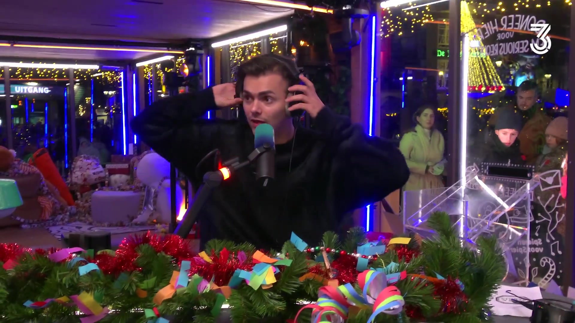 Flemming met microfoon in het Glazen Huis van 3FM