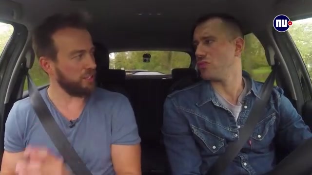 Henry Schut rechts in gesprek met een interviewer van NU.nl