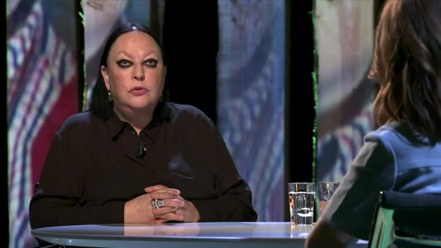 Inez Weski aan tafel bij VPRO Zomergasten