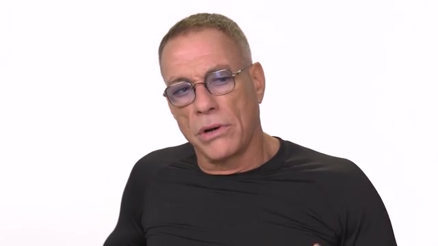 Jean-Claude Van Damme tijdens een interview met Netflix