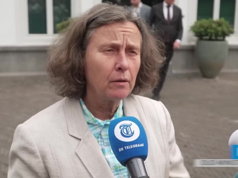 Marjolein Faber tijdens een interview met De Telegraaf
