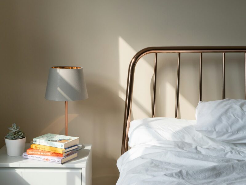 Slaapkamer met bed en zacht daglicht