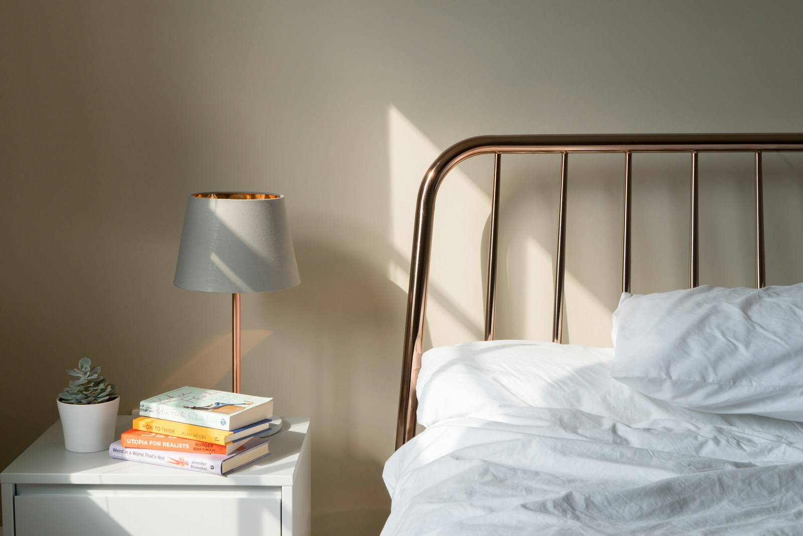 Slaapkamer met bed en zacht daglicht
