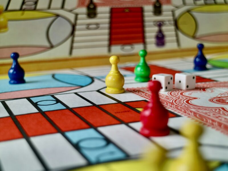 Spelpionnen en speelbord als illustratie bij spelmechanismen