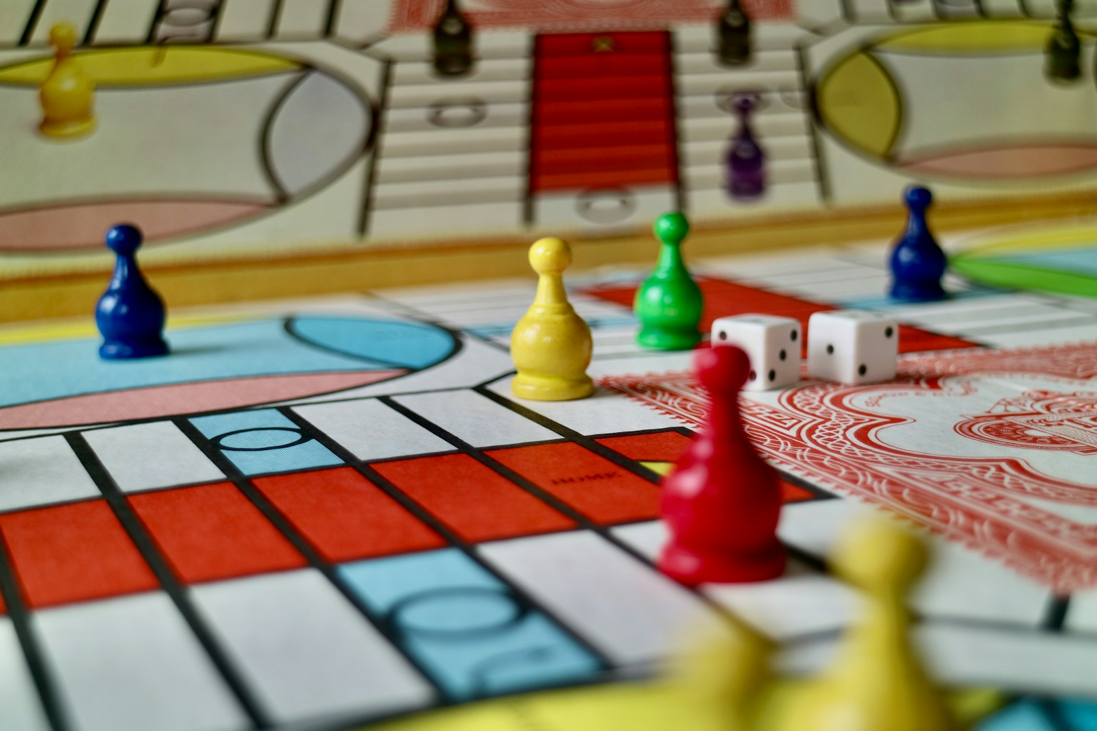 Spelpionnen en speelbord als illustratie bij spelmechanismen