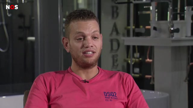 Chahid Charrak, bekend als Dutch Performante, tijdens een interview met NOS Jeugdjournaal