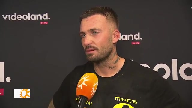 Dave Roelvink spreekt met RTL Boulevard na een bokswedstrijd