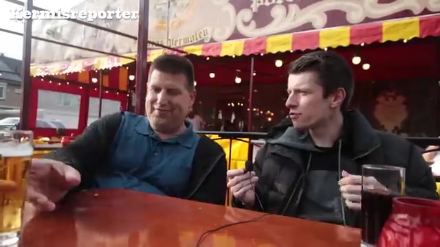 Ruben Koet links in gesprek met Kermisreporter op de kermis